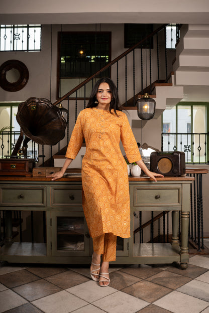 Radiant Mustrud Bandhej Foil Printed Kurti Pant Set- Savistudio