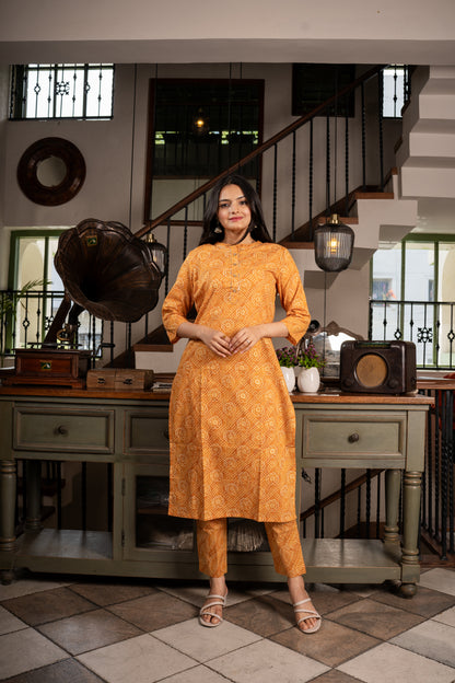 Radiant Mustrud Bandhej Foil Printed Kurti Pant Set- Savistudio