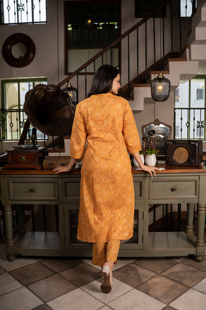 Radiant Mustrud Bandhej Foil Printed Kurti Pant Set- Savistudio