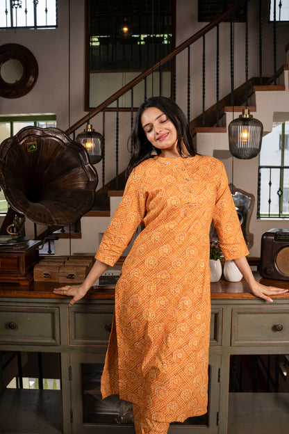 Radiant Mustrud Bandhej Foil Printed Kurti Pant Set- Savistudio